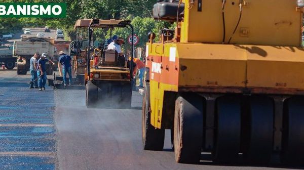 Máquinas asfaltando rua de bairro em Sarandi