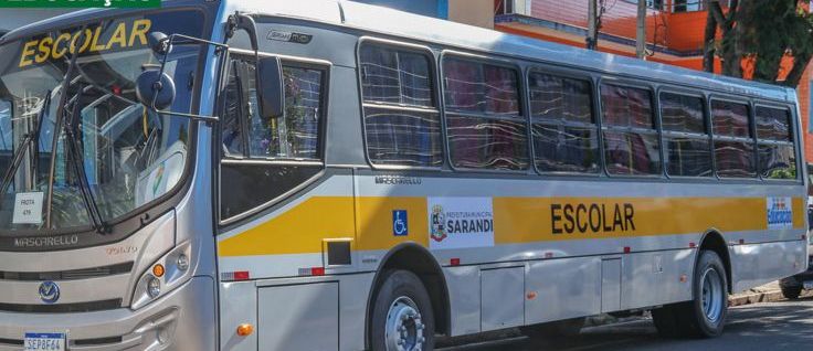 Ônibus escolar novo da frota municipal