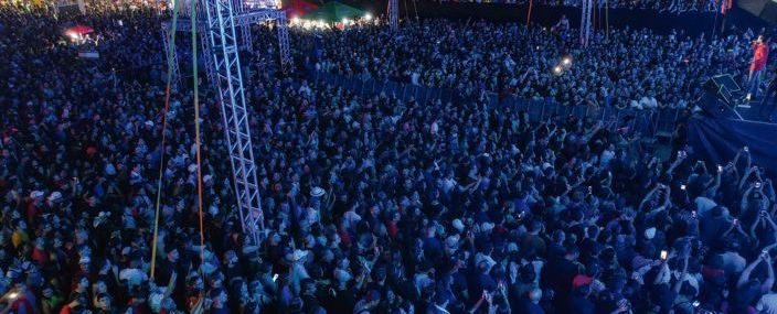 Multidão em show no aniversário da cidade