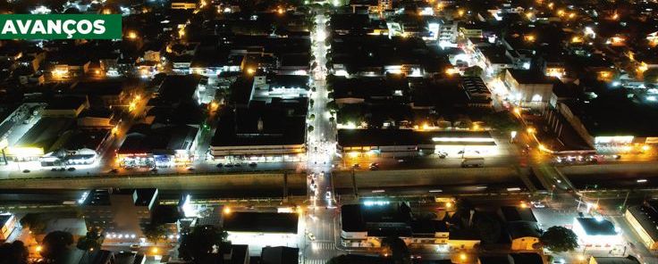 Vista noturna de Sarandi iluminada